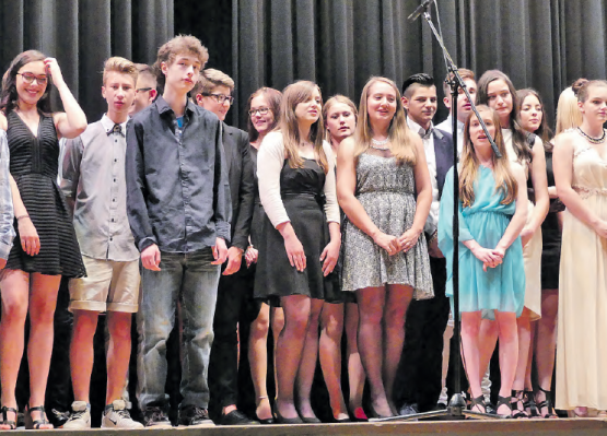 «One Life One Soul»: Die Schülerinnen und Schüler der 4. Sek. und Real hatten für die Abschlussfeier an der Kreisschule Mittleres Wynental ein paar musikalische Darbietungen einstudiert. (Bild: moha.)