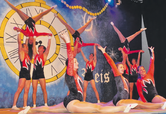 Adam und Eva im 20. Jahrhundert: Damenriege und Turnverein beim gemeinsamen Bodenturnen. (Bild: moha.)