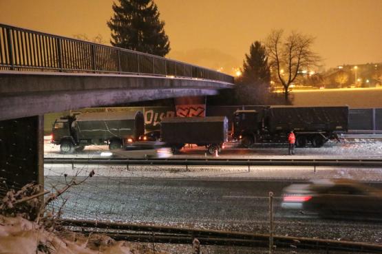 LKW verursachten Stau auf der A1 (Bild: Remo Conoci)