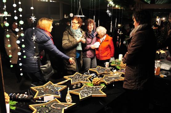 Am Böjuer Christchindlimärt wurde auch eleganter Schmuck angeboten.