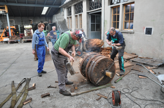Aus alt wurde wie neu: Das alte Wasserrad der Hammerschmiede Seengen wird ersetzt. (Bild: Martin Suter)