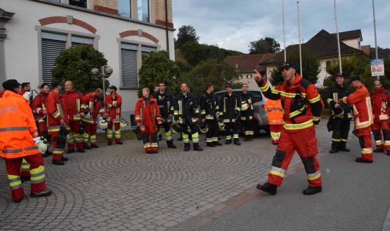 Kommandant Ueli Sommerhalder gibt letzte Anweisungen