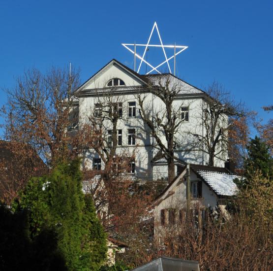 Noch leuchtet der Burger Weihnachtsstern in der Sonne