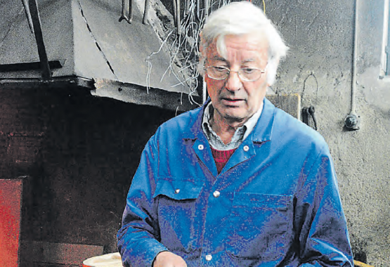 Heinz Widmer an der Arbeit: Alles ist vorbereitet für das Aufziehen der Eisenreifen auf die Berner Wägeli-Räder. (Bilder: erl.)