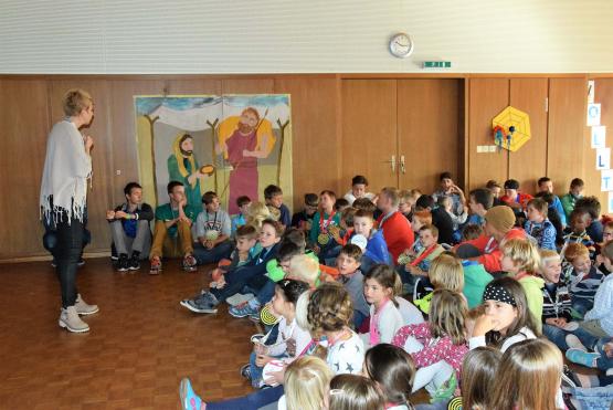 Die Gemeinsamkeit mit Singen und Zuhören zum Beginn gehört zur Tradition