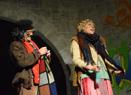 Arm, aber offensichtlich glücklich: Die Clochards Königstein und Fischli im ausgedienten Eisenbahntunnel