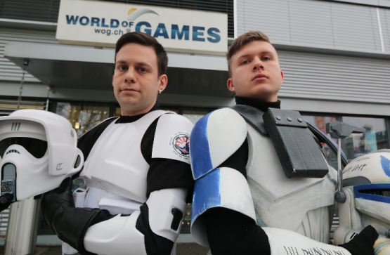 Andreas Wintergerst (links) und Mike Hasenfratz vor dem «WOG», wo sich die Gefolgen der dunklen Seite der Macht kennengelernt haben. (Bild: Remo Conoci)