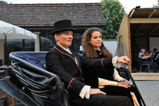 Fritz und Julie von May von Rued fahren mit der Kutsche vor – sie ziehen auf Schloss Rued ein