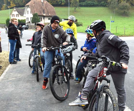Eine Bikergruppe mit Peter K. Weber kam per Velo von Schöftland her