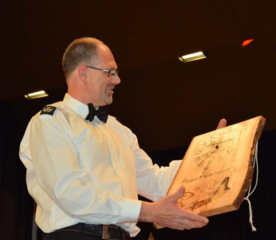 Heinz Hunziker, der unermüdliche Tambour, erhielt zum 35-Jahr-Jubiläum eine massivhölzerne Urkunde