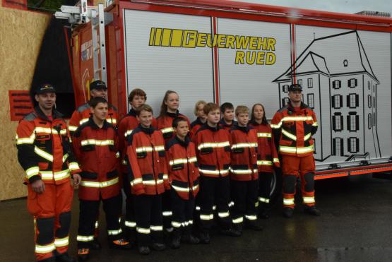 Das neue TLF der Feuerwehr Rued dokumentiert das Zusammenschmelzen mit dem Schloss auf der einen und der alten Schmitte auf der anderen Seite des Aufbaus.