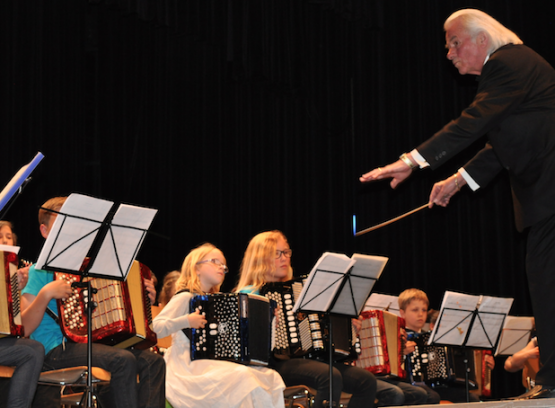 Das Regionale Akkordeonorchester mit Dirigent Peter Frey (Bild: hg.)