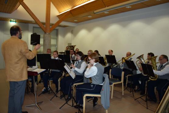 Die Mänziker Musig spielte im Asana Spital in familiärem Rahmen