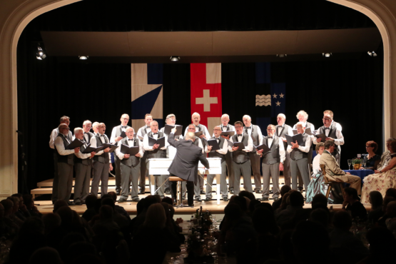 Der Männerchor Beinwil am See heute: Kräftig sangen die 24 Männer im Löwensaal an den beiden Jubiläumskonzerten; an beiden Abenden verfolgt von einem grossen Publikum. (Bilder: Remo Conoci)