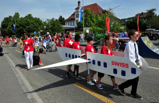 Fliegerstaffel Swiss: Die Dritt- und Viertklässler am Jugendfest in Zetzwil.