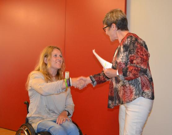 Evelyne Studer (li.) wird von Doris Peter herzlich willkommengeheissen.