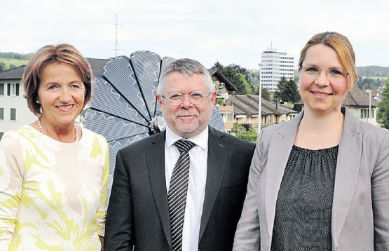 EWS VR-Präsident Jürg Rubin mit Renate Gautschy (links) und Alexandra Steiner (Bild: mars.)