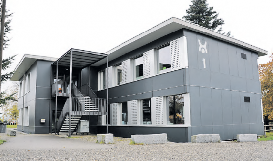 Der neue Menziker Schulhaus-Pavillon: falls die Stimmbürger zustimmen, steht dessen Umzug aus Beinwil am See nichts mehr im Weg. (Bild: mars.)