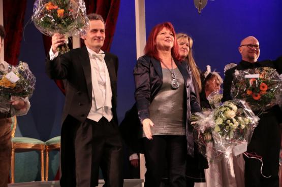 Blumen für die gelungene Premiere: Konzertmeister Konrad Jenny und Regisseurin Monika Wild geniessen den verdienten Applaus (Bild: Remo Conoci)