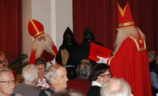 Zwei Chläuse und zwei Schmutzli brauchte es für 174 Teilnehmende