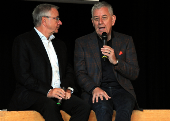 Auf den Spuren ehrenamtlichen Engagements: Moderator Martin Heiz befragt Ehrengast und TV-Mann Röbi Koller. (Bild: Martin Sommerhalder)