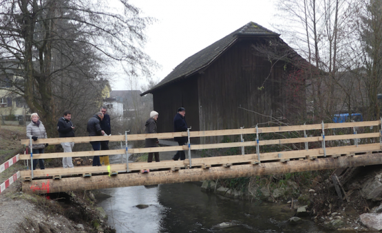 Brücken verbinden: Für die Fussgänger wurde eine schmucke Holzbrücke über die Wyna errichtet. (Bild: moha.)