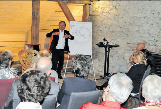 Motivationstrainer Ernst Wyrsch an der Volkshochschule Wynental: Nebst Arbeitszeit (AZ) und Sozialzeit (SZ) sollte es in den 16 Stunden, in denen man täglich wach ist, auch einen Teil «Ich-Zeit» geben. (Bild: mars.)