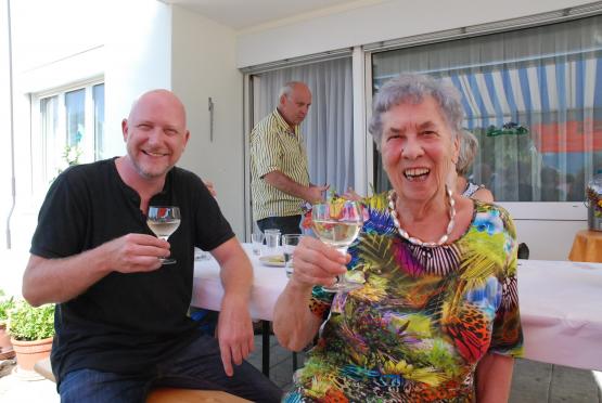Mit dem Kirchleerauer Gemeindeammann Erich Hunziker stiess Erika Lanz auf ihren 85. Geburtstag an