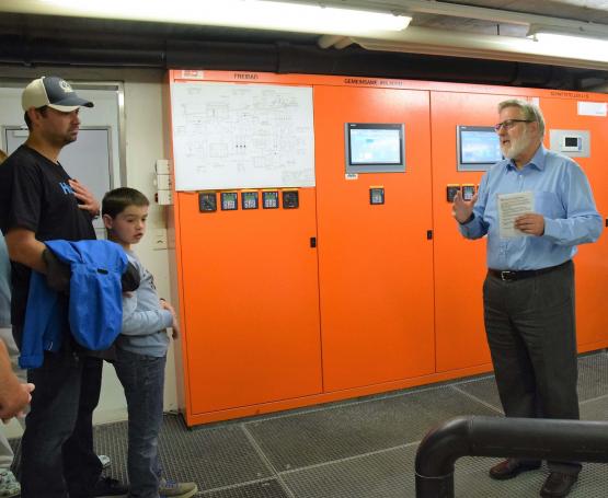 Bernhard Burki, der Präsident der Badi-Kommission und Geschäftsführer, führte kompetent duch die technischen Anlagen (Freida Steffen)