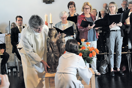 Eine der wichtigsten Handlungen des Tages: Die Marienstatue wird feierlich umplatziert auf ihren festen Platz, wo sie inskünftig den Bedürftigen Trost spenden wird. (Bilder: st.)