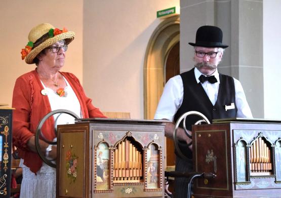 Evi Widmer und Roland Schwab in wundervollem Outfit beim Synchronspielen