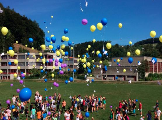 Start zum Flugwettbewerb: Zum 10-Jahr-Jubiläum der Kreisschule (zVg.)