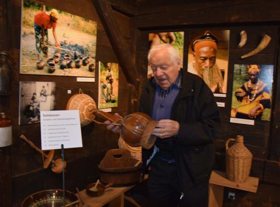 Hans Knöpfli weilte während 30 Jahren als Pfarrer, Handwerker und Schulleiter im Grasland von Kamerun