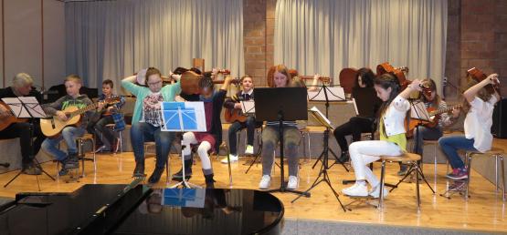 Cool war Janosch Vogels Idee, am Ende die Gitarren hinter dem Kopf zu spielen.