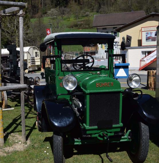 Gleich beim Eingang trifft Alt auf Neu – eine eindrückliche Zeitreise