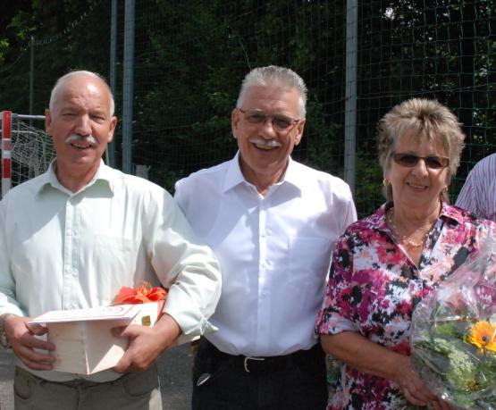 Paul Hofer (li.) und Hanna Bossard wurden von Gemeindeammann Fredy Gut in die wohlverdiente Pension entlassen