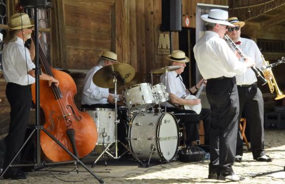 Der Chicago Hot Club sorgte vor dem Müheler Strohhaus für einen lässigen Sonntagmorgen