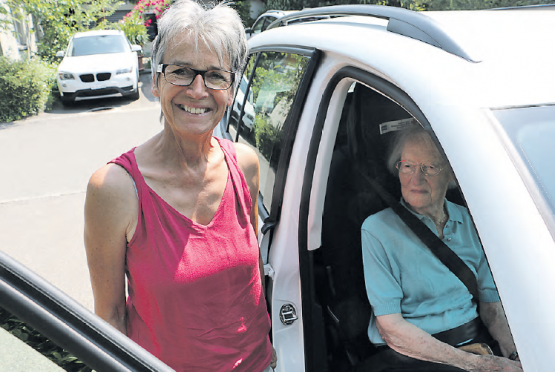 Der Arzttermin ist vorbei: Susanne Galli hilft Greti Merz beim Einsteigen und sorgt auf ihrer Fahrt für das SRK Kanton Aargau für eine sichere Heimfahrt. (Bilder: Remo Conoci)