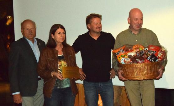 Der Hirschthaler Gemeindeammann Peter Stadler gratulierte den Siegergemeinden, Carmen Suter-Frey (Gemeinderätin Suhr), Jörg Kissling, Architekt, und Werner Lutz, Förster.