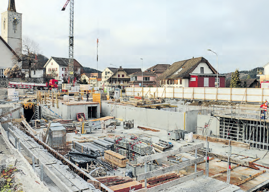 Überbauung «Alte Mühle» im Dorfzentrum von Rickenbach: Oftmals stehen Schaulustige entlang der Begrenzungsgitter an der Baustelle mit riesigen Ausmassen und beobachten das Spektakel. (Bild: Jasmin Pfiffner)