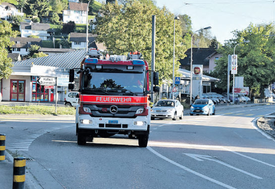 TLF in voller Fahrt an den Einsatzort: Übung der Feuerwehr Mittleres Wynental in Teufenthal. (Bild: Te.)
