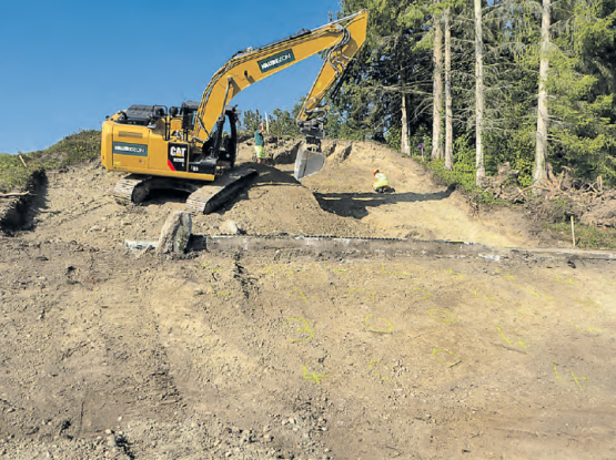 Sanierung des Geländes vom Hallwiler Schiessstand: Nach dem Abtragen der Humusschicht wurde die Bleibelastung im Boden gemessen, bis sicher gestellt war, dass kein verseuchtes Erdmaterial mehr vorhanden war. (Bilder: aw.)