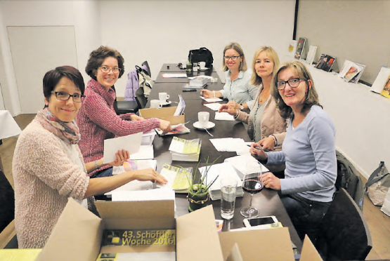 Die «Einpackerinnen» von Pro Schöftland packen beim Postversand an (v.l.): Daniela Lüthy, Christine Meschini, Ute Borner, Jeannette Pierotto und Andrea Gmür. (Bild: Remo Conoci))