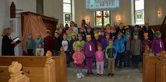 Voll im Indianer-Outfit singen und berichten die Kinder von der tollen Kinderwoche