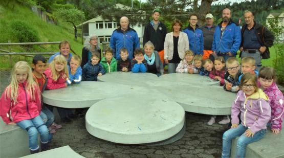 Die Kindergarten-Kinder haben vom neuen Sitzplatz Besitz ergriffen