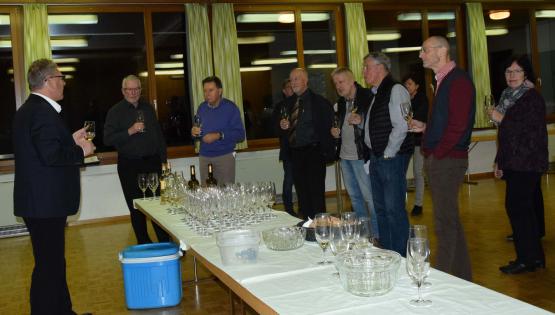 Auch Wein ist Kultur: Im Müheler Kirchensäli präsentierte Peter Wehrli seine edelsten Tropfen