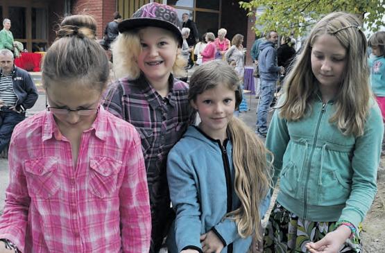Burger Kinder beim Einweihungsfest (Bild: hg.)