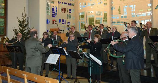 Die Jagdhornbläser-Gruppe Freiwild Wiggertal in der Müheler Kirche
