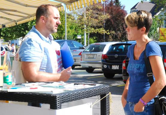 Patrick Frey erklärte einer Interessentin, wie auch sie zur Lebensretterin werden kann