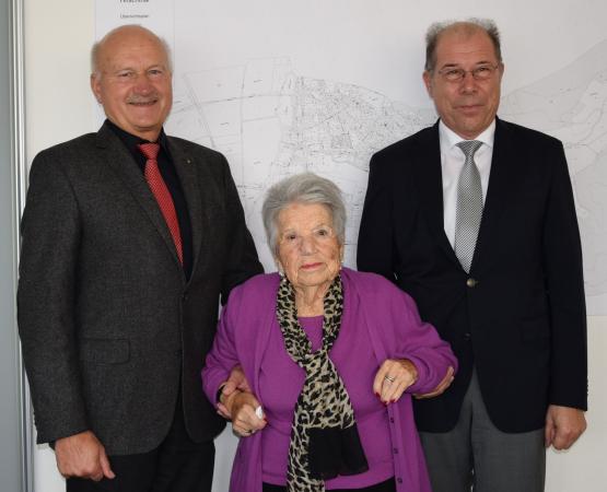 In Hirschthal herzlich empfangen: Die 104-jährige Erna Bollag mit Gemeindeammann Peter Stadler (li.) und Gemeindeschreiber Hansjörg Baumberger
